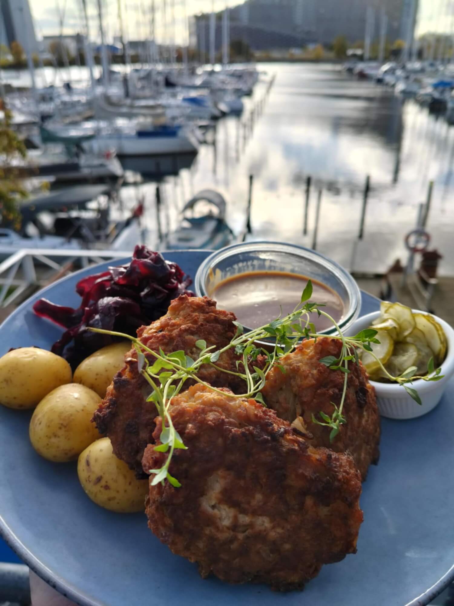Frikadeller med kartofler, rødkål, sovs og syltede agurker