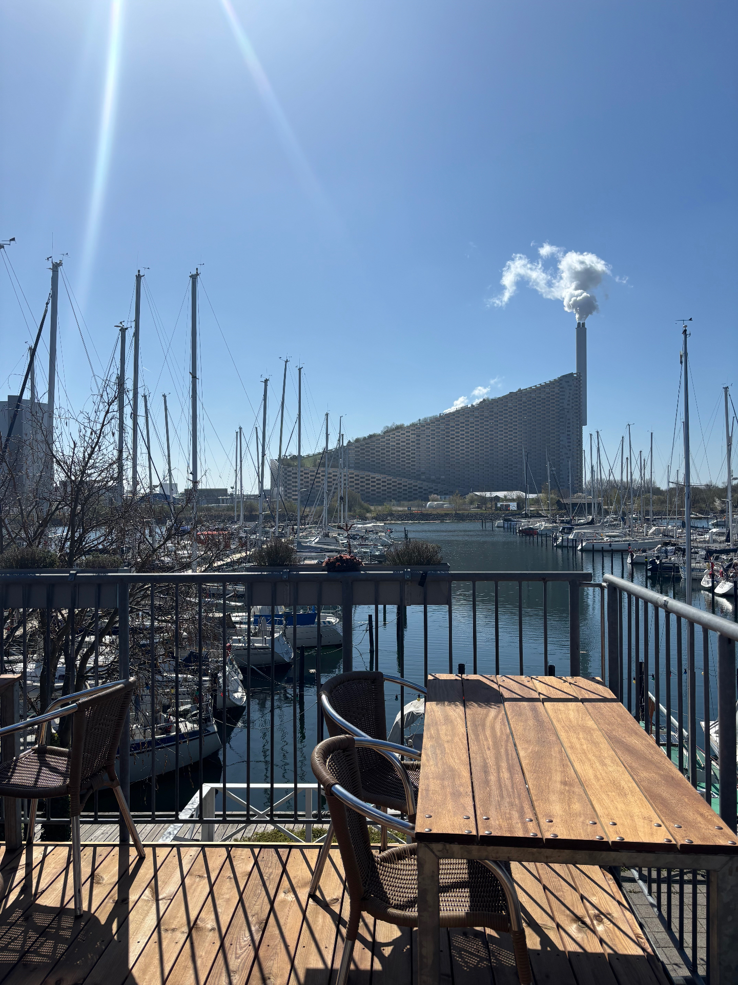 Udsigt fra terrassen over marinaen mod Copenhill